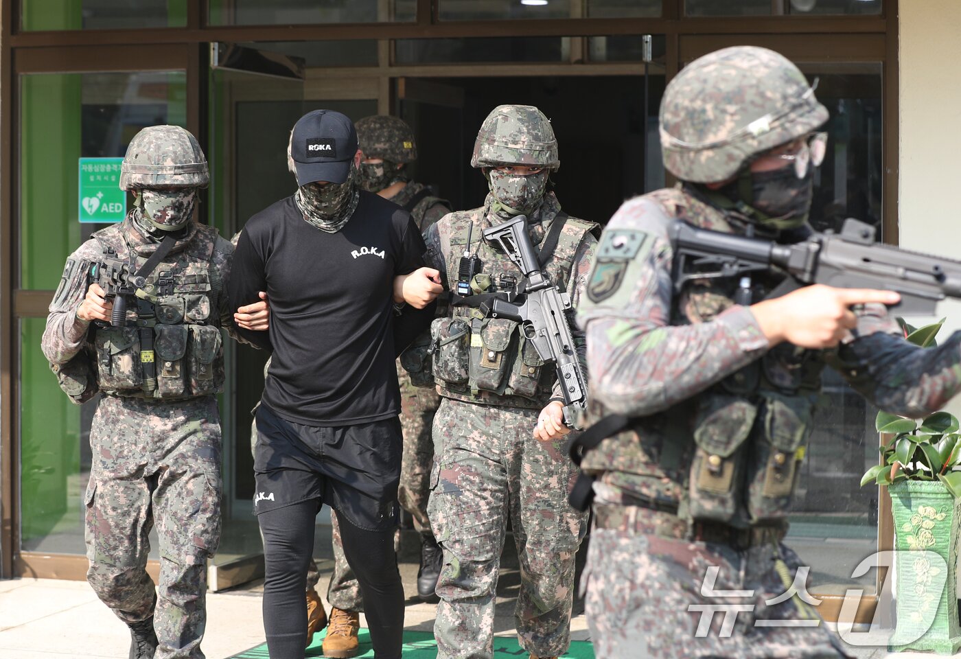 본문 이미지 - 2024년 을지연습이 시작한 19일 오후 경기 시흥시 KBS 소래송신소에서 민·관·군·경 관계자들이 드론 정찰·피격과 대테러 활동에 대비한 국가중요시설보호 관련 을지연습 실제훈련을 하고 있다. 2024.8.19/뉴스1 ⓒ News1 김영운 기자