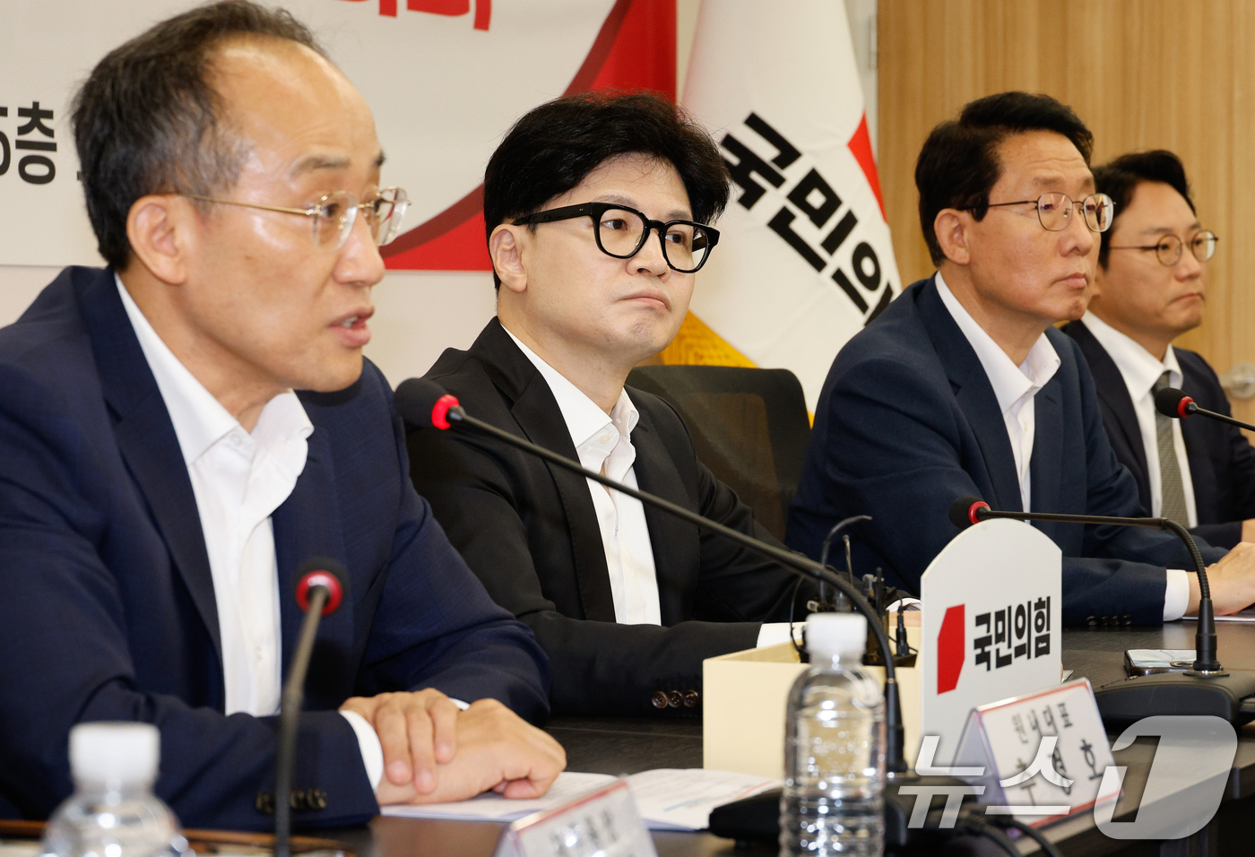 (서울=뉴스1) 안은나 기자 = 한동훈 국민의힘 대표가 19일 오후 서울 여의도 중앙당사에서 열린 전국 시·도당 위원장 회의에 참석해 추경호 원내대표 모두 발언을 듣고 있다. 왼쪽 …