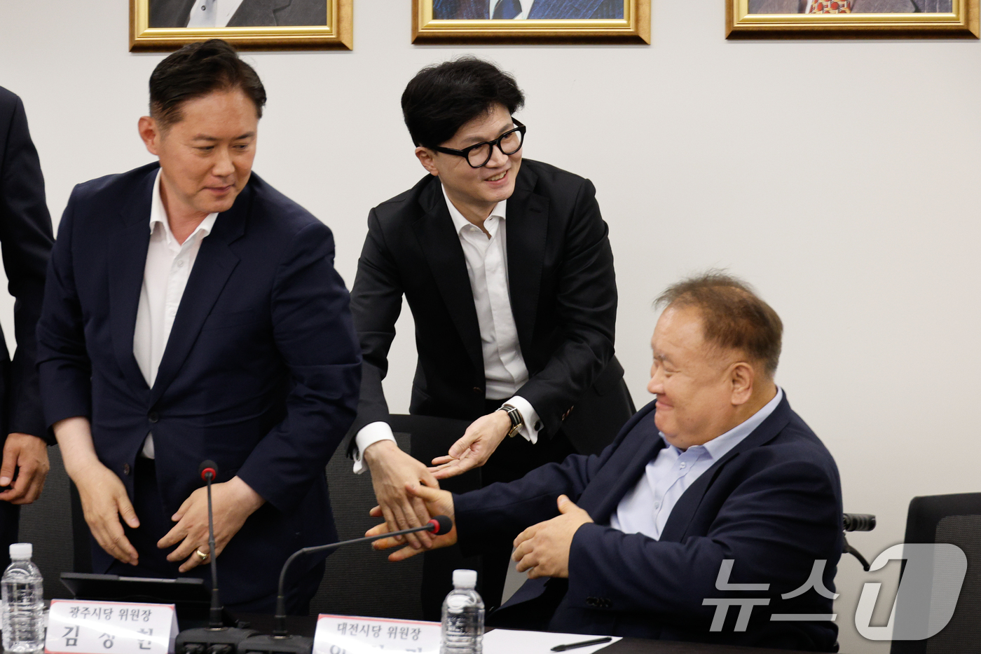 (서울=뉴스1) 안은나 기자 = 한동훈 국민의힘 대표가 19일 오후 서울 여의도 중앙당사에서 전국 시·도당 위원장 회의를 주재하기 전 이상민 대전시당 위원장과 악수하고 있다. 20 …