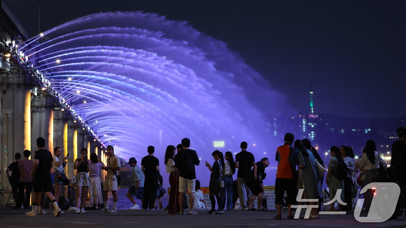 본문 이미지 - 19일 오후 서울 반포대교 아래에서 시민들이 무지개 분수를 보며 더위를 식히고 있다. 이날 서울의 열대야는 29일째 이어지며 관측 이래 최장 기록을 또다시 경신했다. 2024.8.19/뉴스1 ⓒ News1 박지혜 기자