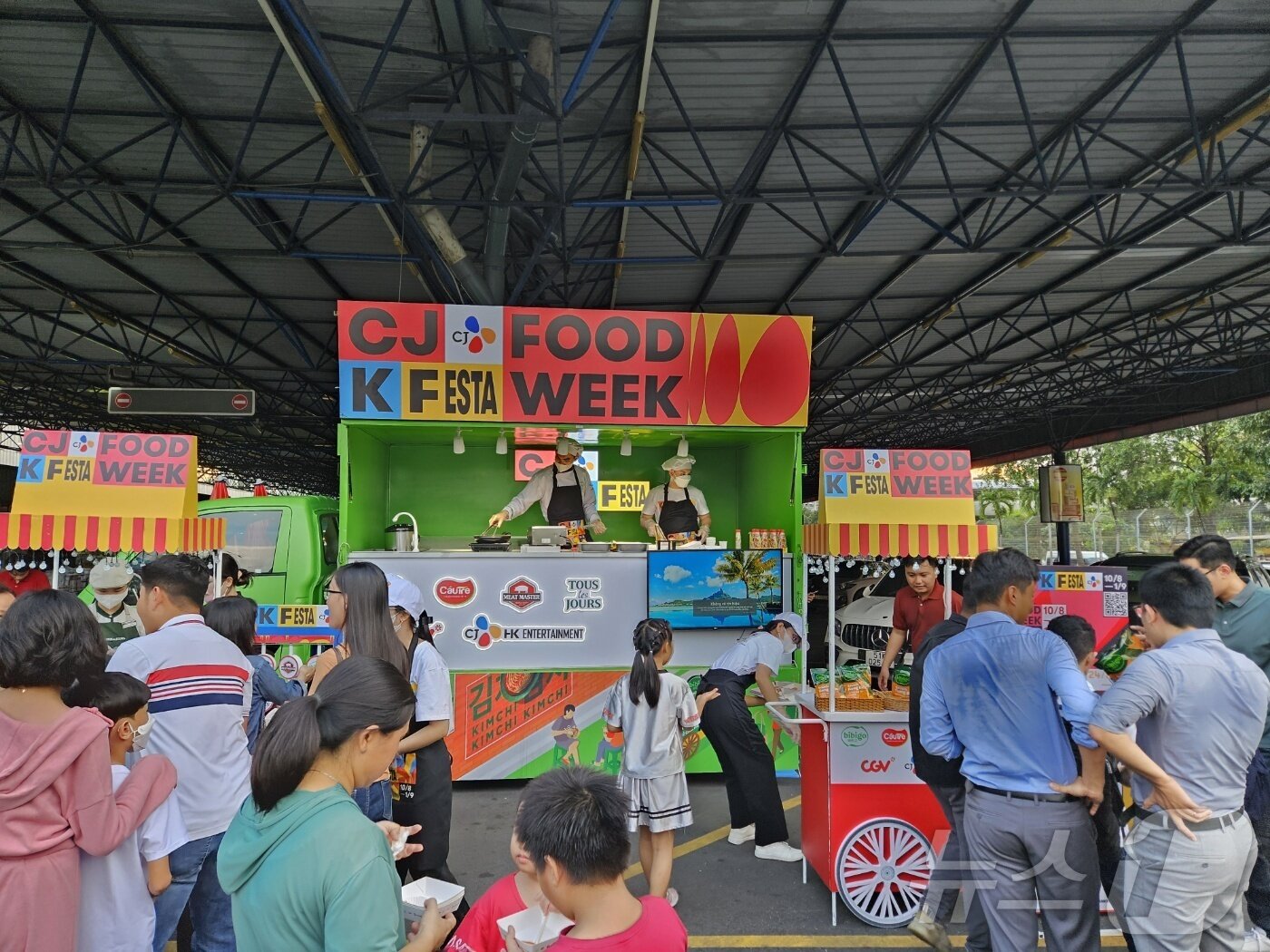 본문 이미지 - CJ그룹은 지난 10일부터 9월 1일까지 베트남에서 K컬처 축제 &#39;CJ K FESTA&#39;를 연다. 15일 호찌민 소재 메가마켓에서 열린 푸드트럭 행사 모습.ⓒ 뉴스1/김진희 기자.