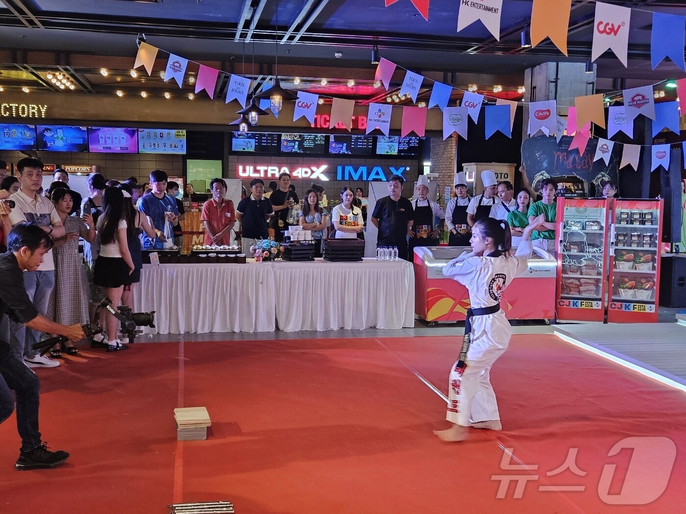 본문 이미지 - CJ그룹은 지난 10일부터 9월 1일까지 베트남에서 K컬처 축제 &#39;CJ K FESTA&#39;를 연다.16일 호찌민 소재 반한몰 내 CGV에서 열린 쿠킹쇼 행사 모습.ⓒ 뉴스1/김진희 기자.