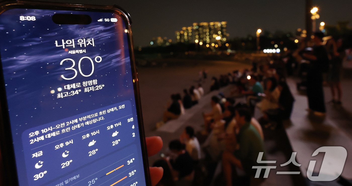 본문 이미지 - 19일 밤 서울 반포한강공원 기온이 30도를 기록하고 있다. 이날 서울의 열대야는 29일째 이어져 관측 이래 최장 기록을 또다시 경신했다. 2024.8.19/뉴스1 ⓒ News1 박지혜 기자