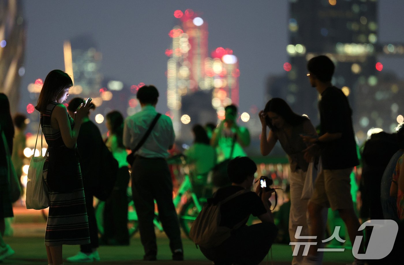 본문 이미지 - 19일 오후 서울 반포대교 아래에서 시민들이 더위를 식히고 있다. 이날 서울의 열대야는 29일째 이어지며 관측 이래 최장 기록을 또다시 경신했다. 2024.8.19/뉴스1 ⓒ News1 박지혜 기자