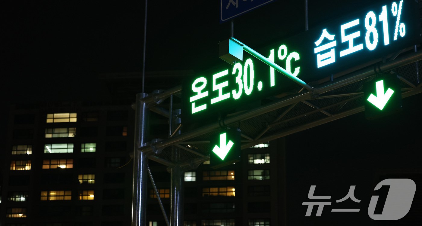 본문 이미지 - 19일 밤 서울 서초구의 한 전광판에 현재 온도가 표시되고 있다. 전광판 뒤로는 아파트 불빛이 보이고 있다. 이날 서울의 열대야는 29일째 이어져 관측 이래 최장 기록을 또다시 경신했다. 2024.8.19/뉴스1 ⓒ News1 박지혜 기자