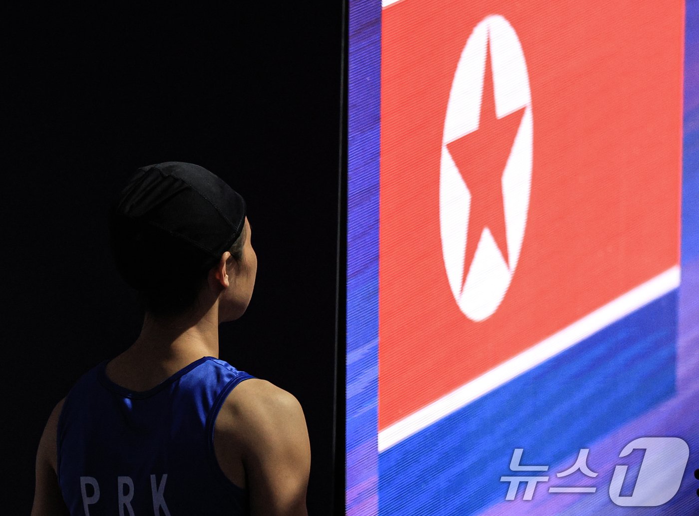 본문 이미지 - 북한 방철미 선수가 2일 오전(한국시간) 프랑스 파리 노스 파리 아레나에서 진행된 복싱 여자 54kg급 준준결승 모로코의 위다드 베르탈 선수와의 경기에 입장하고 있다. 2024.8.2/뉴스1 ⓒ News1 박정호 기자