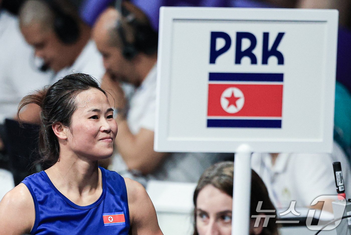 본문 이미지 - 북한 방철미 선수가 2일 오전(한국시간) 프랑스 파리 노스 파리 아레나에서 진행된 복싱 여자 54kg급 준준결승 모로코의 위다드 베르탈 선수와의 경기를 승리한 후 경기장을 나서고 있다. 2024.8.2/뉴스1 ⓒ News1 박정호 기자