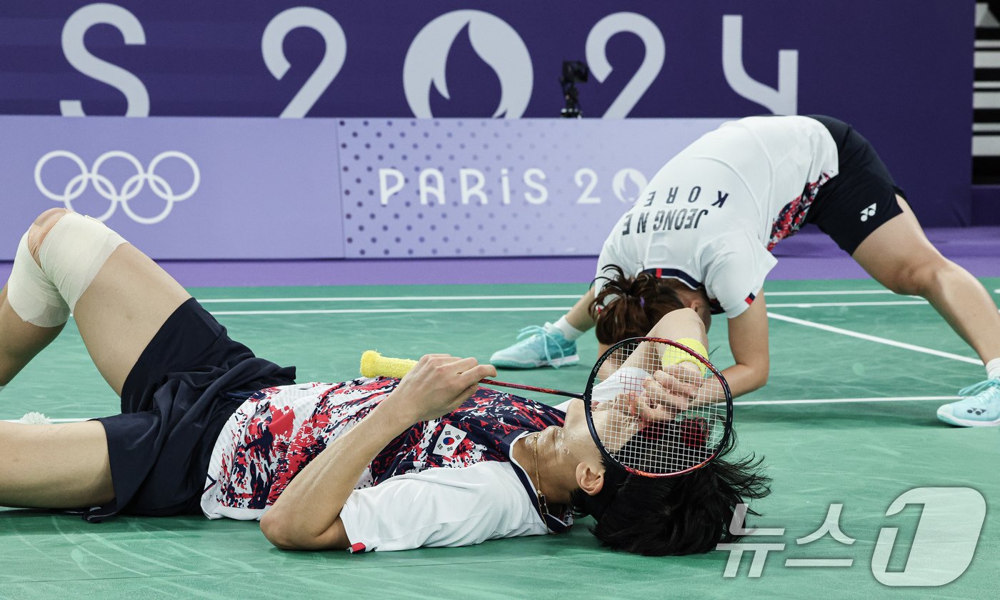 대한민국 배드민턴 대표팀 김원호, 정나은이 2일&#40;한국시간&#41; 프랑스 파리 라 샤펠 아레나에서 열린 배드민턴 혼합복식 준결승 대한민국 서승재, 채유정과의 경기에서 실점한 후 숨을 고르고 있다. 2024.8.2/뉴스1 ⓒ News1 이동해 기자