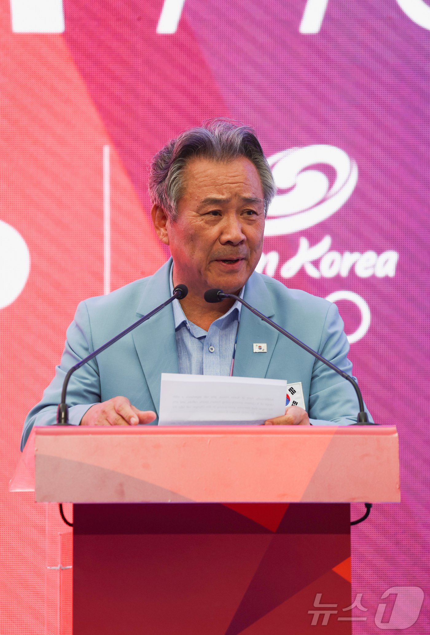 본문 이미지 - 이기흥 대한체육회장이 2일 새벽(한국시간) 프랑스 파리에 2024 파리올림픽 기간동안 마련된 ‘코리아 하우스’에서 열린 ‘한국의 날’행사에 참석해 축사를 하고 있다. ‘한국의 날’ 행사는 국제올림픽위원회(IOC)와 국내외 주요 스포츠 인사 등을 초청해 국제적으로 교류하는 이벤트로 만찬과 함께 다양한 볼거리와 즐길 거리를 제공한다. 2024.8.2/뉴스1 ⓒ News1 이준성 기자