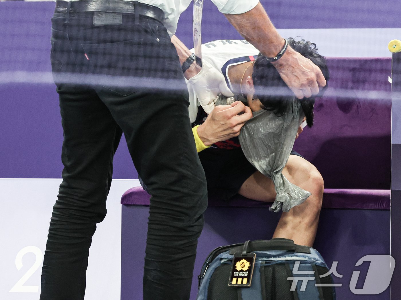 본문 이미지 - 대한민국 배드민턴 대표팀 김원호가 2일(한국시간) 프랑스 파리 라 샤펠 아레나에서 열린 배드민턴 혼합복식 준결승 대한민국 서승재, 채유정과의 경기중 구토를 하고 있다. 2024.8.2/뉴스1 ⓒ News1 이동해 기자
