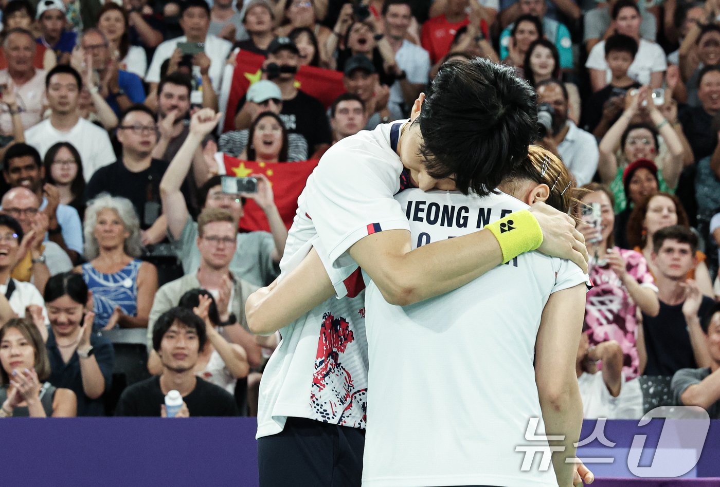 본문 이미지 - 대한민국 배드민턴 대표팀 김원호, 정나은이 2일&#40;한국시간&#41; 프랑스 파리 라 샤펠 아레나에서 열린 배드민턴 혼합복식 준결승 대한민국 서승재, 채유정과의 경기를 승리한 후 기뻐하고 있다. 2024.8.2/뉴스1 ⓒ News1 이동해 기자