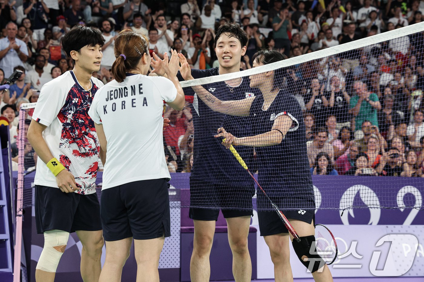 본문 이미지 - 대한민국 배드민턴 대표팀 김원호, 정나은이 2일&#40;한국시간&#41; 프랑스 파리 라 샤펠 아레나에서 열린 배드민턴 혼합복식 준결승 대한민국 서승재, 채유정과의 경기에서 승리한 후 인사하고 있다. 2024.8.2/뉴스1 ⓒ News1 이동해 기자