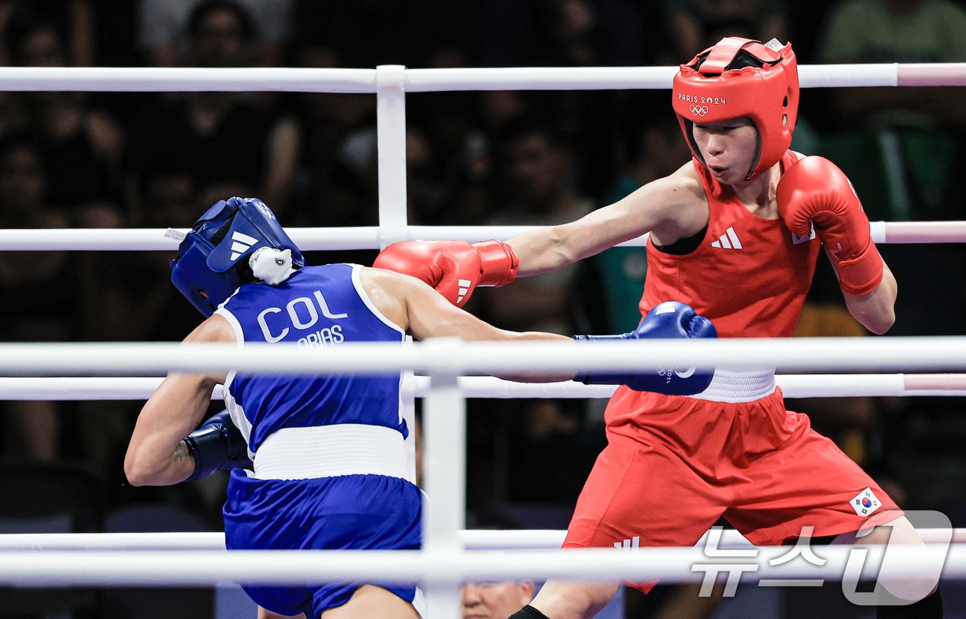본문 이미지 - 대한민국 복싱 대표팀 임애지 선수가 2일 오전(한국시간) 프랑스 파리 노스 파리 아레나에서 진행된 복싱 여자 54kg급 준준결승에서 콜롬비아의 예니 마르셀라 아리아스 카스타네다 선수와 치열한 승부를 펼치고 있다. 2024.8.2/뉴스1 ⓒ News1 박정호 기자