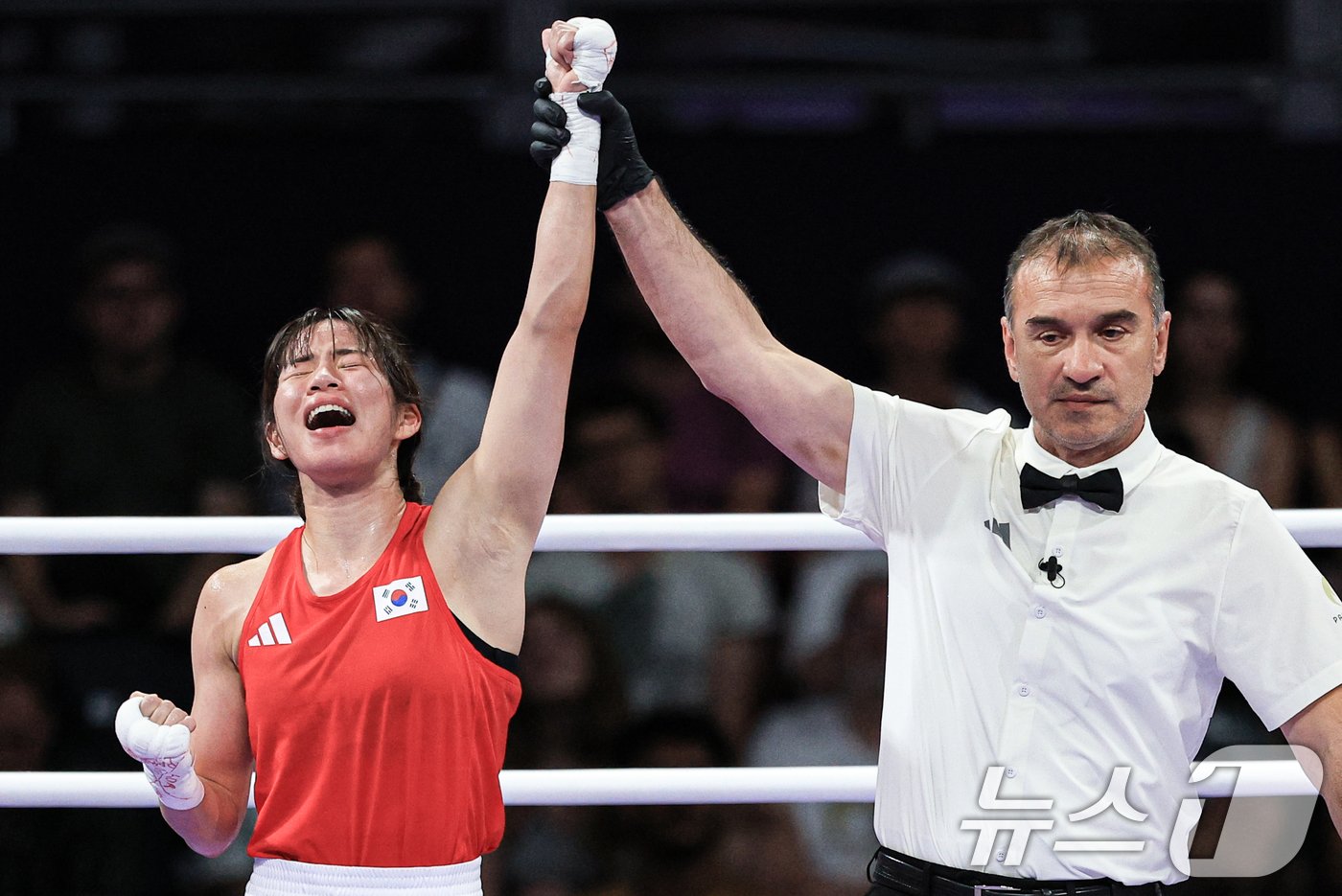 본문 이미지 - 대한민국 복싱 대표팀 임애지 선수가 2일 오전&#40;한국시간&#41; 프랑스 파리 노스 파리 아레나에서 진행된 복싱 여자 54kg급 준준결승 콜롬비아의 예니 마르셀라 아리아스 카스타네다 선수와의 경기를 승리한 후 기뻐하고 있다. 2024.8.2/뉴스1 ⓒ News1 박정호 기자