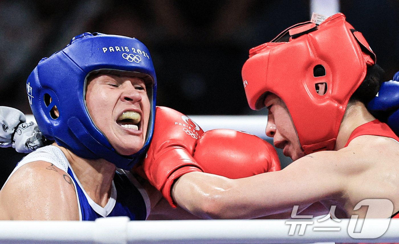 대한민국 복싱 대표팀 임애지 선수가 2일 오전&#40;한국시간&#41; 프랑스 파리 노스 파리 아레나에서 진행된 복싱 여자 54kg급 준준결승에서 콜롬비아의 예니 마르셀라 아리아스 카스타네다 선수와 치열한 승부를 펼치고 있다. 2024.8.2/뉴스1 ⓒ News1 박정호 기자