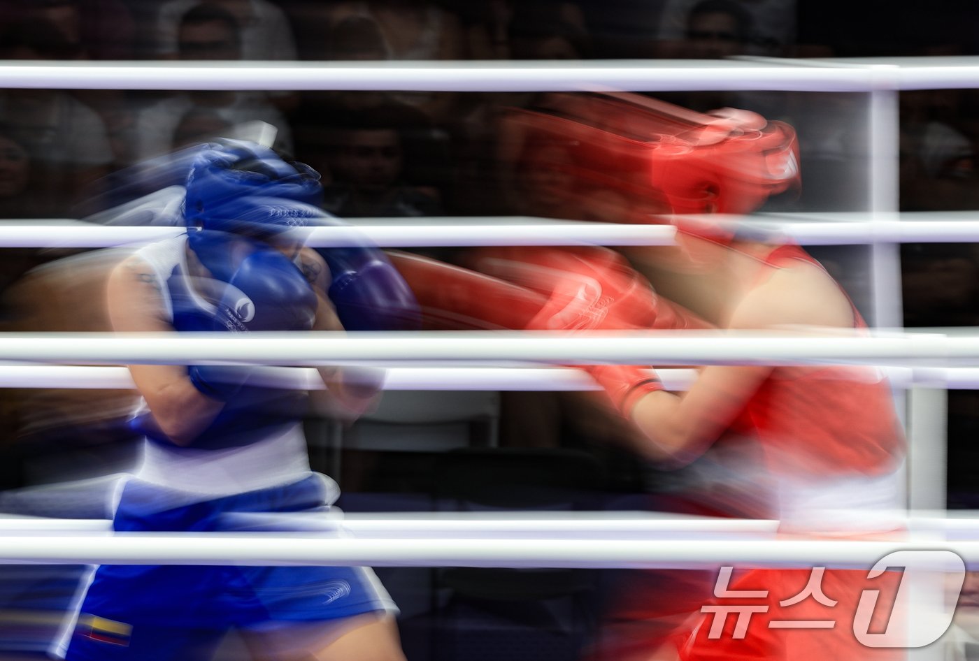 본문 이미지 - 대한민국 복싱 대표팀 임애지 선수가 2일 오전(한국시간) 프랑스 파리 노스 파리 아레나에서 진행된 복싱 여자 54kg급 준준결승에서 콜롬비아의 예니 마르셀라 아리아스 카스타네다 선수와 치열한 승부를 펼치고 있다. 2024.8.2/뉴스1 ⓒ News1 박정호 기자