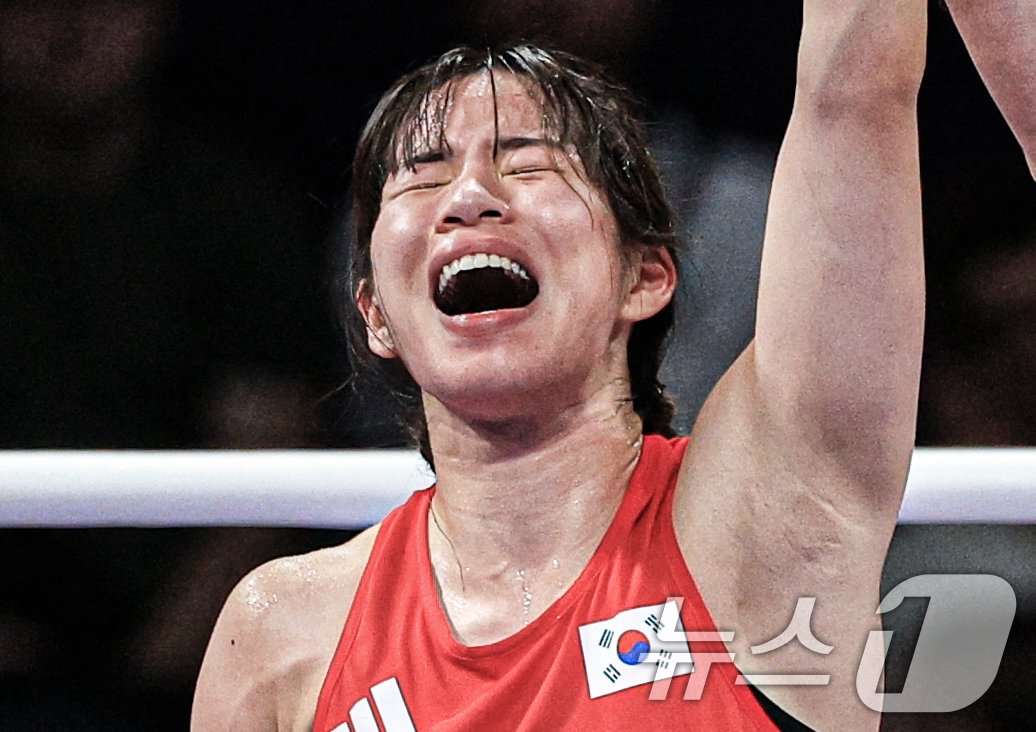 본문 이미지 - 대한민국 복싱 대표팀 임애지 선수가 2일 오전&#40;한국시간&#41; 프랑스 파리 노스 파리 아레나에서 진행된 복싱 여자 54kg급 준준결승 콜롬비아의 예니 마르셀라 아리아스 카스타네다 선수와의 경기를 승리한 후 기뻐하고 있다. 2024.8.2/뉴스1 ⓒ News1 박정호 기자