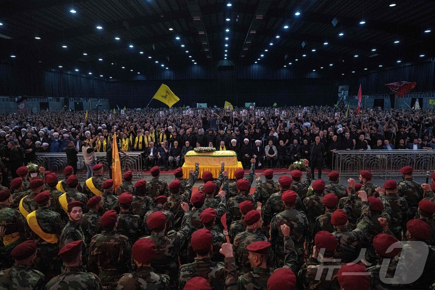 본문 이미지 - 레바논 무장세력 헤즈볼라 대원과 추모객들이 1일(현지시간) 레바본 베이루트에서 열린 헤즈볼라 지휘관 푸아드 슈크르의 장례식에 참석했다. 2024.08.01. ⓒ AFP=뉴스1 ⓒ News1 김종훈 기자