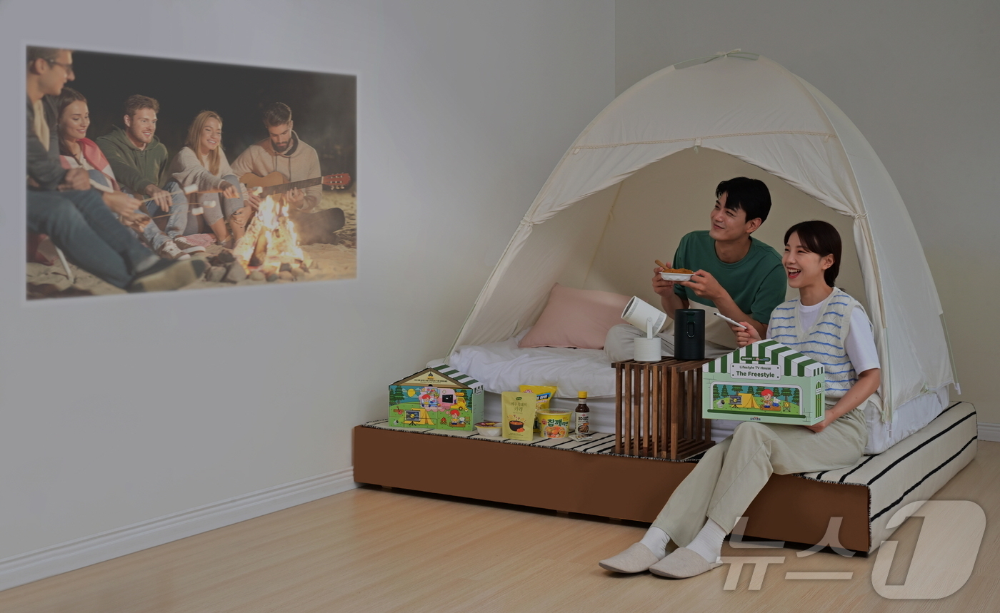 (서울=뉴스1) = 삼성전자가 오뚜기와 협업해 한정판 굿즈 '삼성 라이프스타일 TV 하우스 with 옐로우즈'를 선보인다고 2일 밝혔다.사진은 모델이 더 프리스타일로 영상을 시청하 …