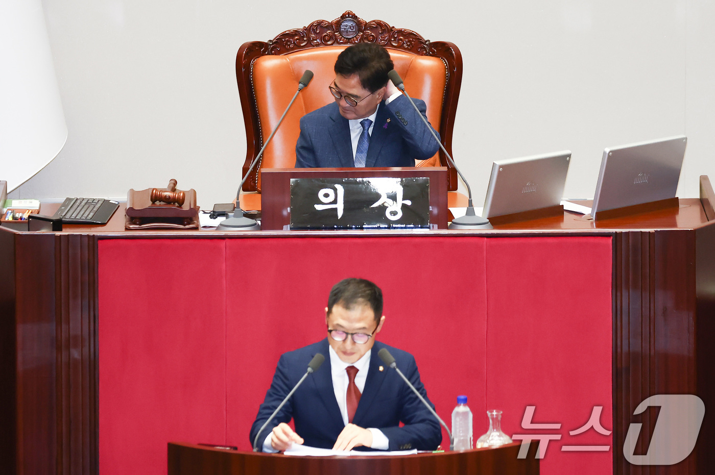 (서울=뉴스1) 김민지 기자 = 우원식 국회의장이 2일 오전 서울 여의도 국회 본회의장에서 2024년 민생회복지원금 지급을 위한 특별조치법안(대안)에 반대하는 김상욱 국민의힘 의원 …