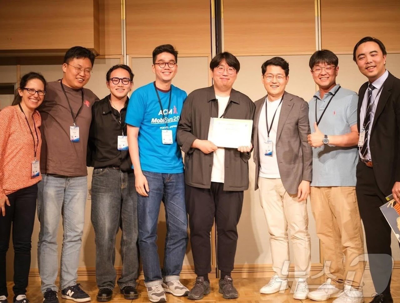 KAIST 전산학부 한준 교수 연구팀이 ACM 모비시스 2024 최우수논문상을 받고 기념촬영을 하고 있다. 왼쪽 두 번째부터 황인석 포스텍 교수, 이기창 연세대 박사과정, 이규식 포스텍 박사과정, 윤종혁 KAIST 박사과정&#40;제1 저자&#41;, 한준 KAIST 교수&#40;교신저자&#41;, 고정길 연세대 교수.&#40;KAIST  제공&#41;/뉴스1