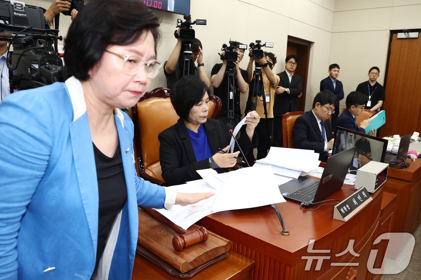 최민희 과학기술정보방송통신위원장이 2일 오전 서울 여의도 국회에서 열린 과학기술정보방송통신위원회 전체회의에서 이진숙 방통위원장이 제출한 불출석 사유서를 보며 발언하고 있다. 왼쪽은 야당 간사인 김현 더불어민주당 의원. 2024.8.2/뉴스1 ⓒ News1 김민지 기자