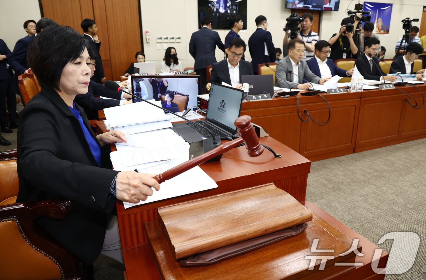 최민희 과학기술정보방송통신위원장이 2일 오전 서울 여의도 국회에서 열린 과학기술정보방송통신위원회 전체회의에서 의사봉을 두드리고 있다. 2024.8.2/뉴스1 ⓒ News1 김민지 기자