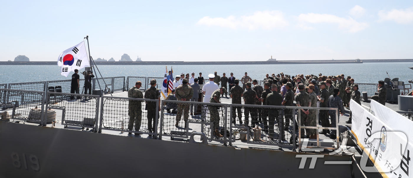 (부산=뉴스1) 윤일지 기자 = 2일 오전 부산 남구 해군작전사령부 부산작전기지에 정박한 신형 호위함 경남함(FFG-Ⅱ·2800톤급)에서 주한미해군사령부 장교 함상 진급식이 열리고 …