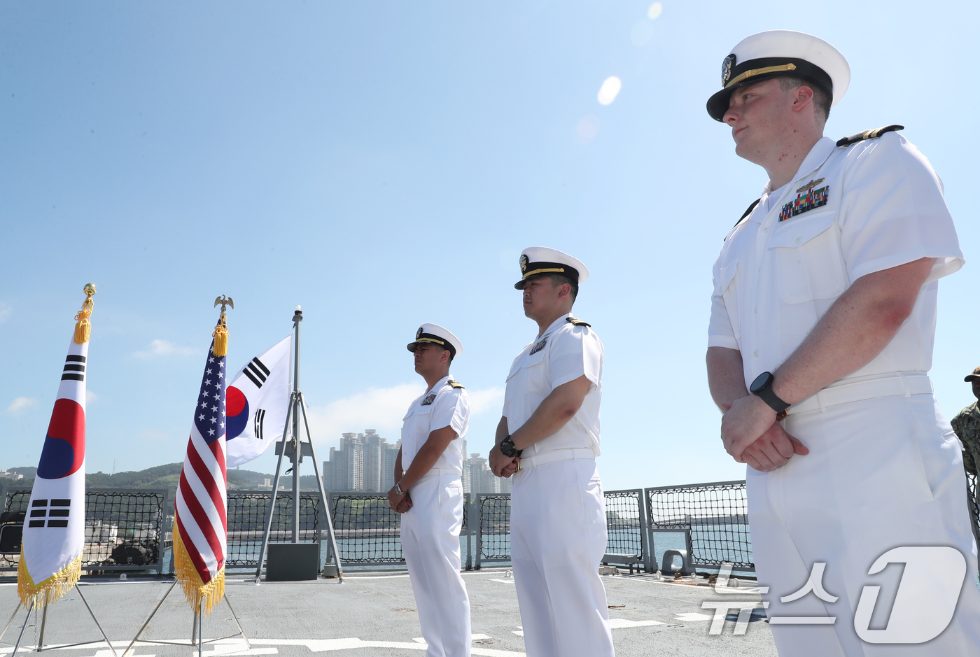 (부산=뉴스1) 윤일지 기자 = 2일 오전 부산 남구 해군작전사령부 부산작전기지에 정박한 신형 호위함 경남함(FFG-Ⅱ·2800톤급)에서 주한미해군사령부 장교 함상 진급식이 열리고 …