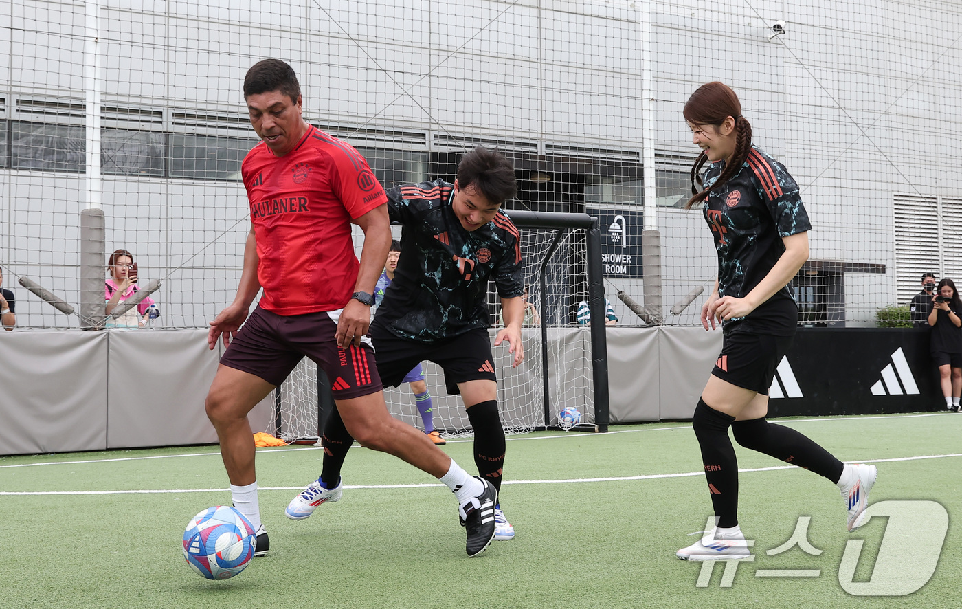 (서울=뉴스1) 김성진 기자 = 전 축구선수 지오바니 에우베르가 2일 서울 용산구 아이파크몰 아디다스 더베이스에서 FC 바이에른 뮌헨 방한 기념 레전드 매치를 하고 있다. 2024 …