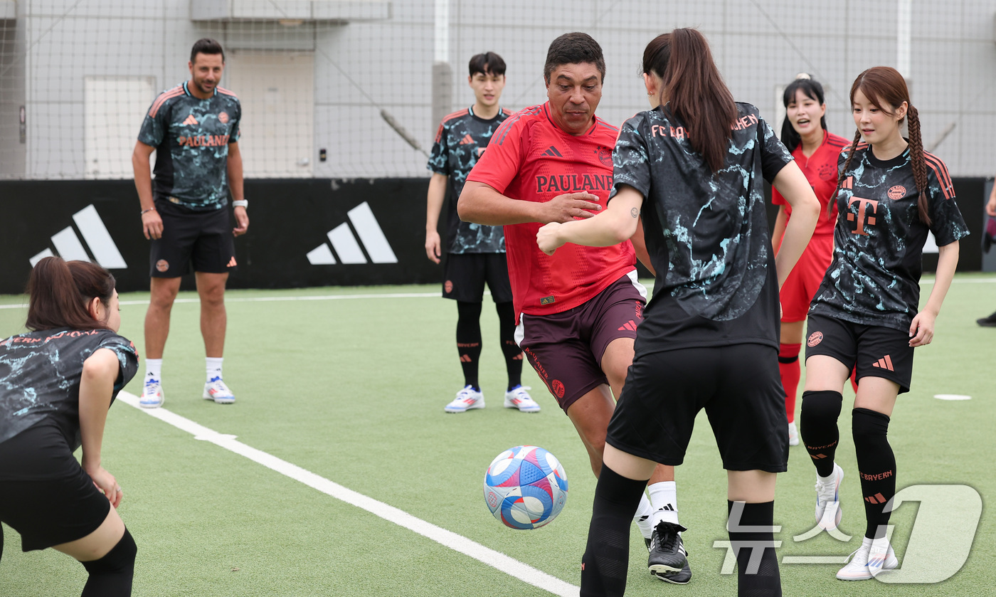 (서울=뉴스1) 김성진 기자 = 전 축구선수 지오바니 에우베르가 2일 서울 용산구 아이파크몰 아디다스 더베이스에서 열린 FC 바이에른 뮌헨 방한 기념 레전드 매치에 앞서 선수들과 …