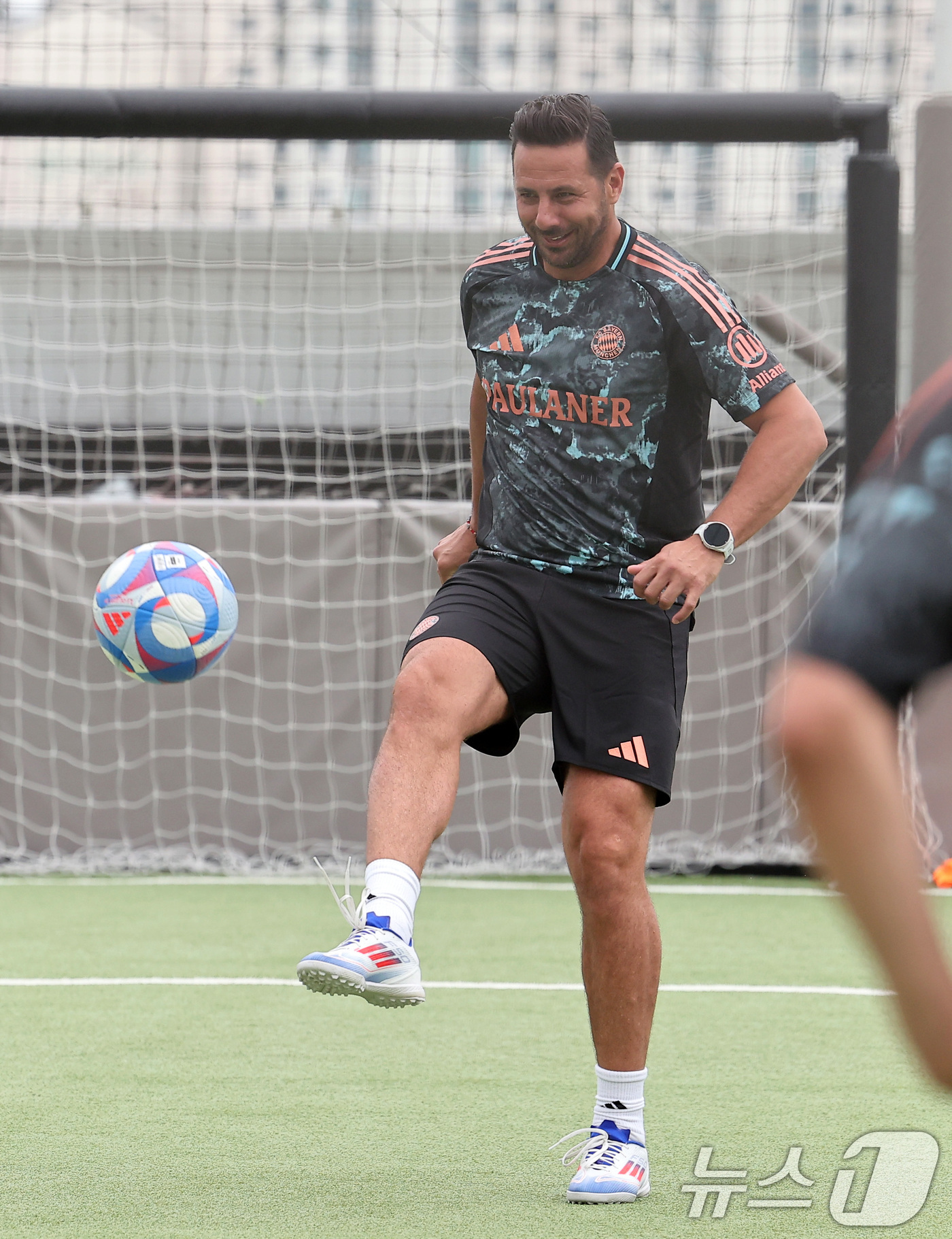 (서울=뉴스1) 김성진 기자 = 전 축구선수 클라우디오 피사로가 2일 서울 용산구 아이파크몰 아디다스 더베이스에서 열린 FC 바이에른 뮌헨 방한 기념 레전드 매치에서 몸을 풀고 있 …