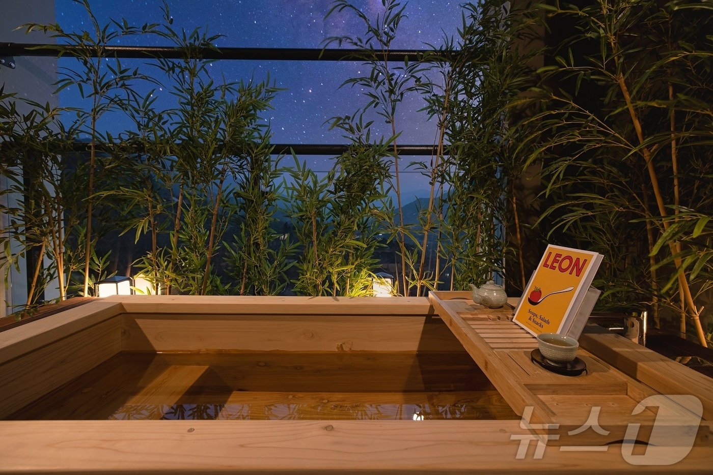 본문 이미지 - 켄싱턴리조트 지리산 하동의 편백나무 스파 객실의 모습.(이랜드파크 제공)