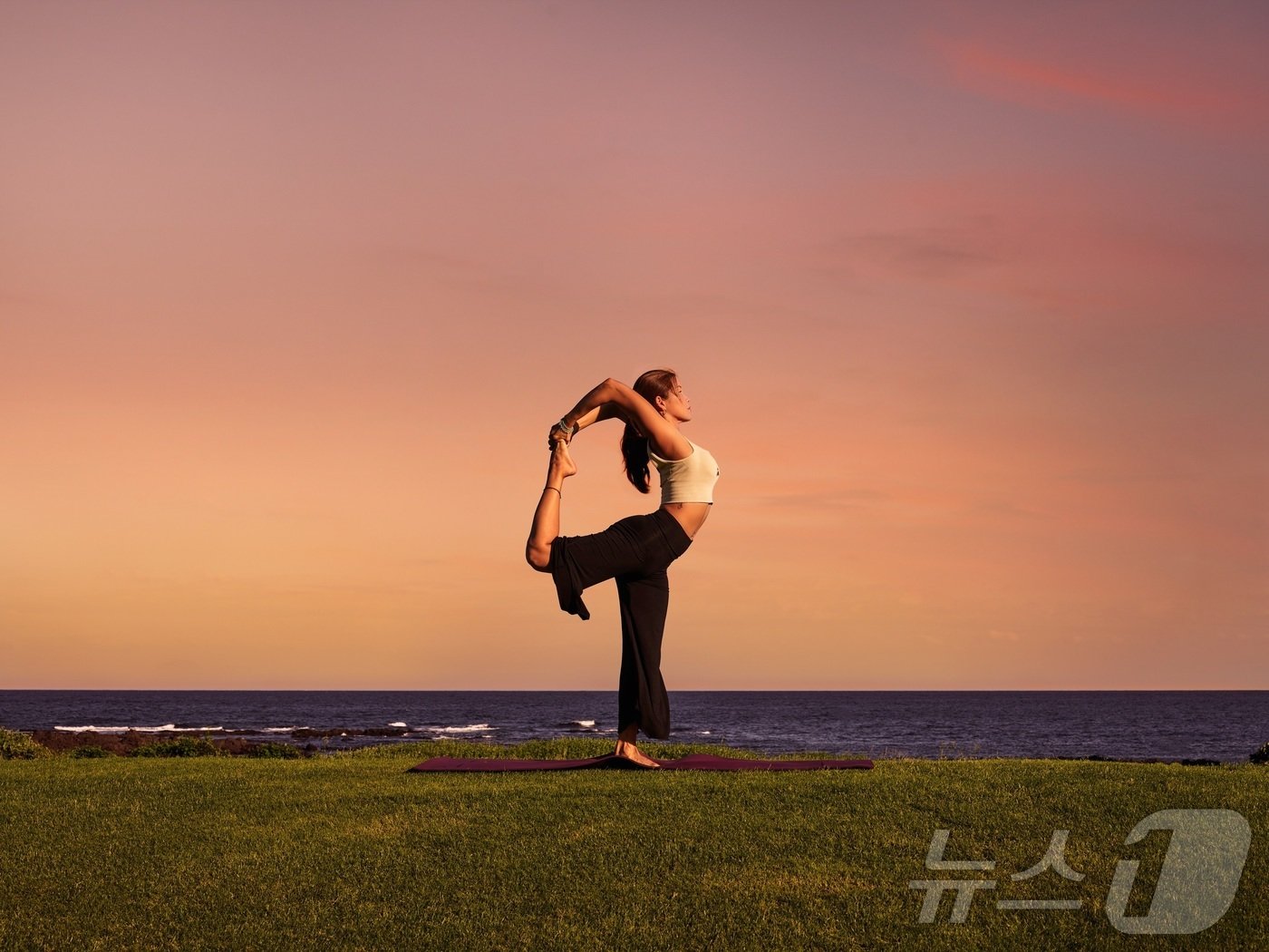 본문 이미지 - 해비치 리조트 제주의 웰니스 프로그램 '선셋요가'가 진행되고 있다.(해비치호텔앤드리조트 제공)