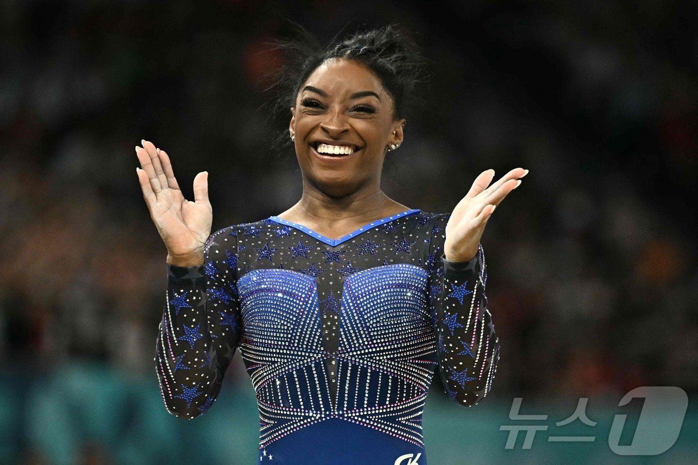 본문 이미지 - 시몬 바일스는 2024년 8월2일 프랑스 파리 베르시 경기장에서 열린 파리 올림픽 여자 기계체조 개인종합 결선에 참가하고 있다. ⓒ AFP=뉴스1 ⓒ News1 김지현 기자