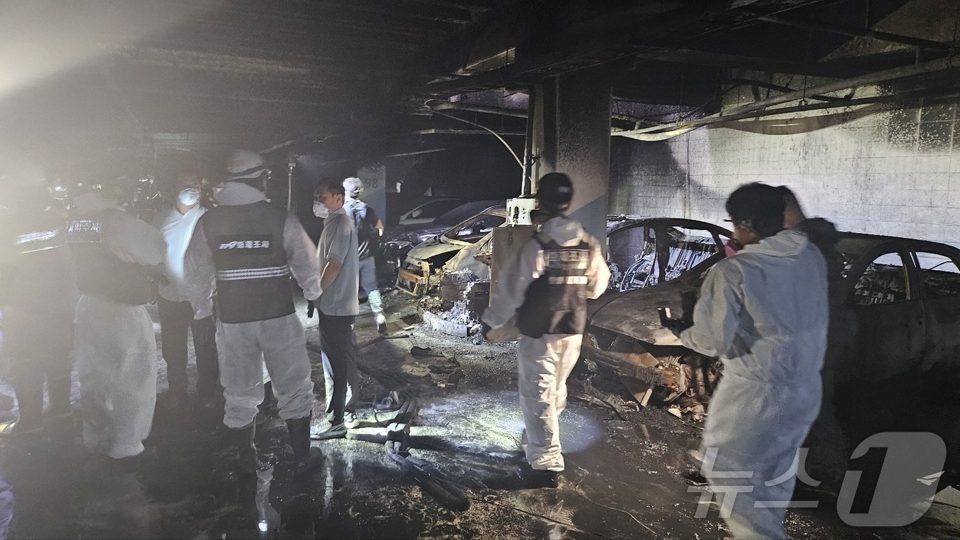 본문 이미지 - 인천소방본부가 지난해 8월 1일 오전 6시15분쯤 서구 청라동 아파트 지하주차장에 주차된 전기차량 화재와 관련 관계기관과 합동감식을 진행하고 있다.2024.8.2/뉴스1 ⓒ News1 이시명 기자