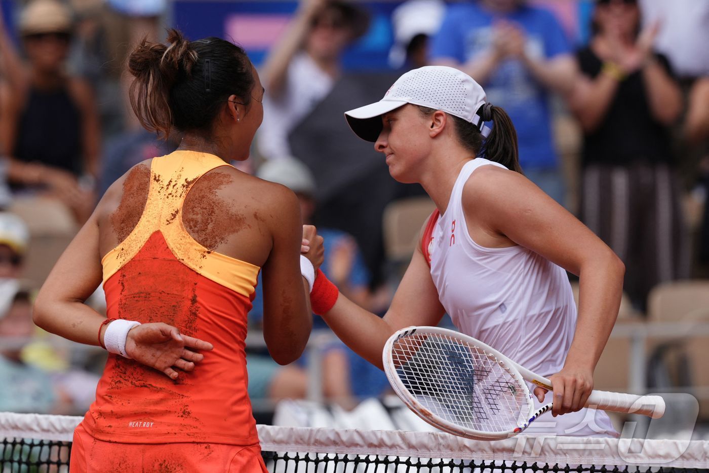 본문 이미지 - 정친원이 파리 올림픽 테니스 여자 단식 준결승에서 시비옹테크를 꺾은 뒤 악수를 하고 있다. ⓒ AFP=뉴스1