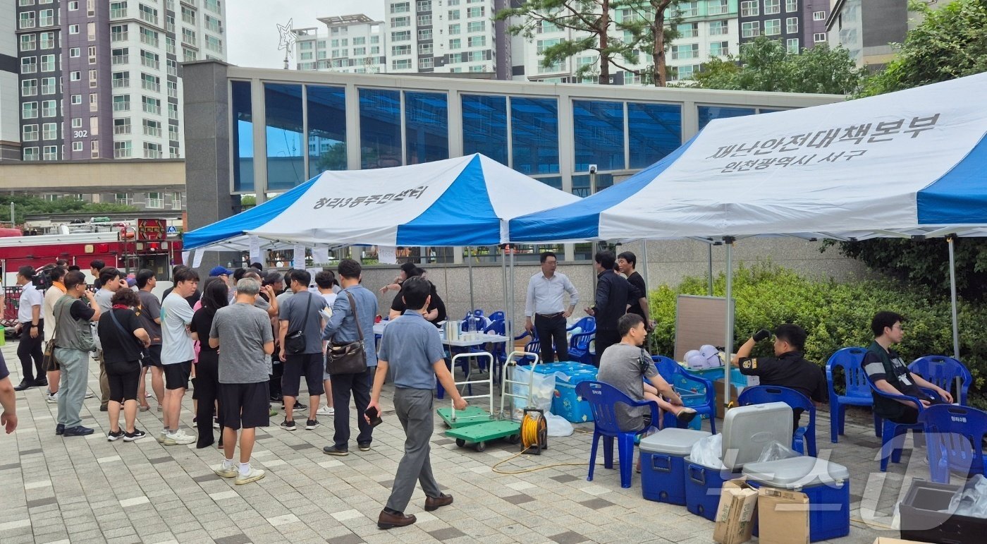 본문 이미지 - 인천 서구 청라동 아파트 정문에 모인 입주민들. 2024.08.02.이시명기자/뉴스1