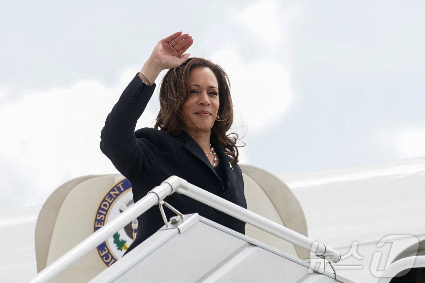 본문 이미지 - 카멀라 해리스 미국 부통령이 1일(현지시각) 텍사스주 휴스턴의 공항에서 워싱턴으로 출발하기 위해 전용기를 타고 있다. 2024.08.02. ⓒ 로이터=뉴스1 ⓒ News1 우동명 기자