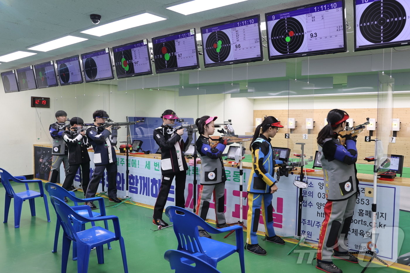 본문 이미지 - 2024 파리올림픽 10m 공기소총 혼성경기에서 은메달을 따낸 박하준이 사격선수의 꿈을 처음 키운 강원 양양군 양양 실내사격장 내부 모습. 사진은 지난 2021년 양양실내사격장에서 열린 강원도사격연맹회장기 사격대회 당시 모습.(양양군 제공) 2024.8.2/뉴스1