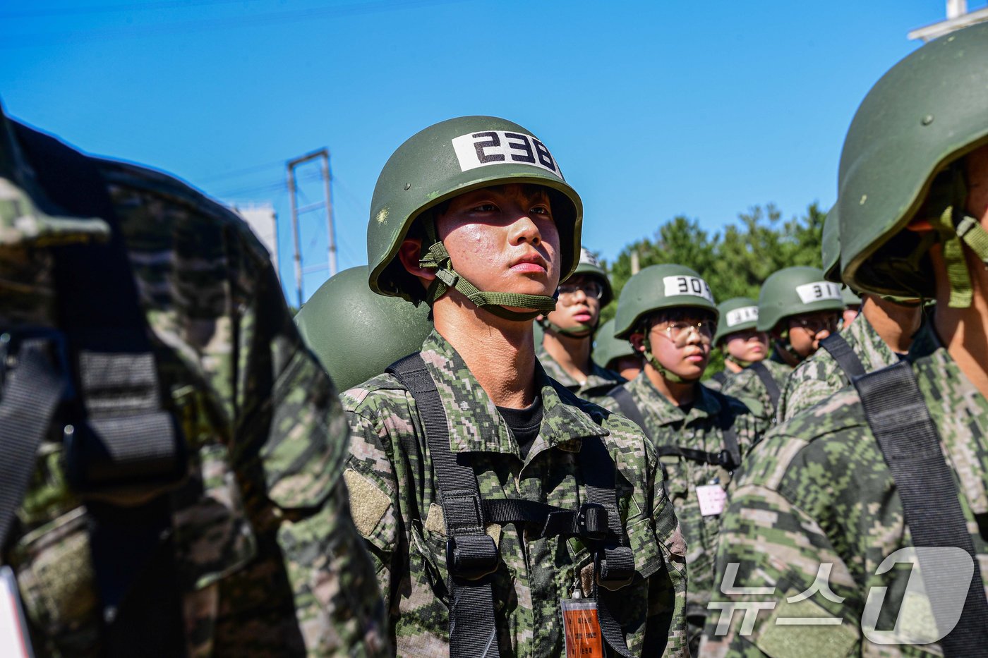 2일 포항 해병대 1사단에서 열린 &#39;해병대 캠프&#39; 참가자들이 공수교육을 준비하고 있다. &#40;해병대 1사단 제공&#41; 2024.8.2/뉴스1 