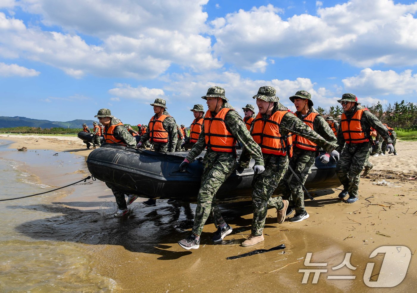 2일 포항 해병대 1사단에서 열린 &#39;해병대 캠프&#39; 참가자들이 IBS 교육을 받기 위해 바다로 달려가고 있다. &#40;해병대 1사단 제공&#41; 2024.8.2/뉴스1 