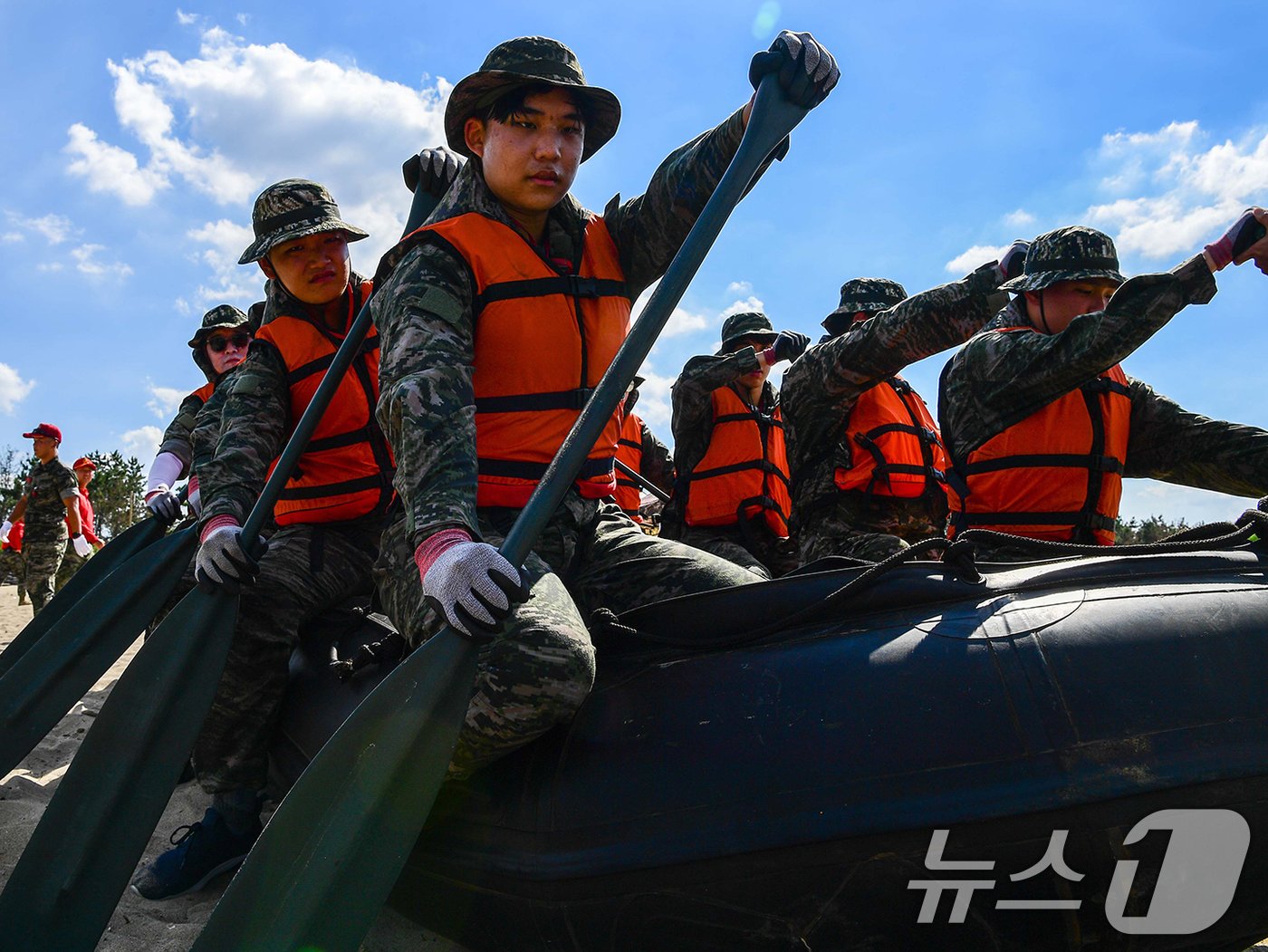 2일 포항 해병대 1사단에서 열린 &#39;해병대 캠프&#39; 참가자들이 IBS 훈련에 앞서 교육을 받고 있다. &#40;해병대 1사단 제공&#41; 2024.8.2/뉴스1 