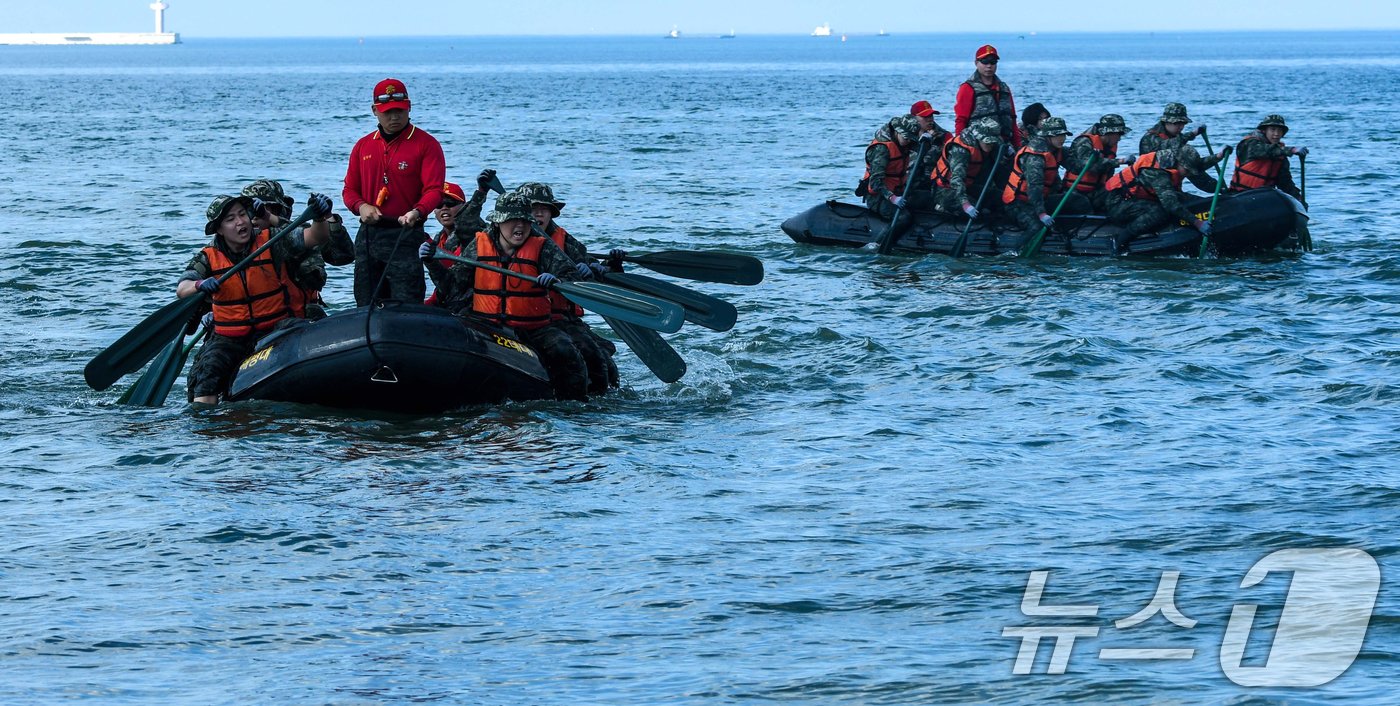 2일 포항 해병대 1사단에서 열린 &#39;해병대 캠프&#39; 참가자들이 IBS보트 교육을 받고 있다.&#40;해병대 1사단 제공&#41; 2024.8.2/뉴스1