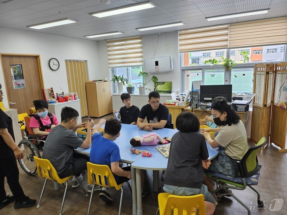 &lt;strong&gt;순천선혜학교&lt;/strong&gt;&#40;교장 이인&#41;- 지난달 22일부터 8월 9일까지 초등 보육교실과 중등 여름계절학교를 운영하고 있다. 총 84명의 초·중·고등과정 학생을 대상으로 매일 10시부터 15시까지 놀이, 미술, 음악, 체육 활동 등 장애학생들의 돌봄 및 방과후교육을 실시하고 있다.&#40;전남교육청 제공&#41;/뉴스1 