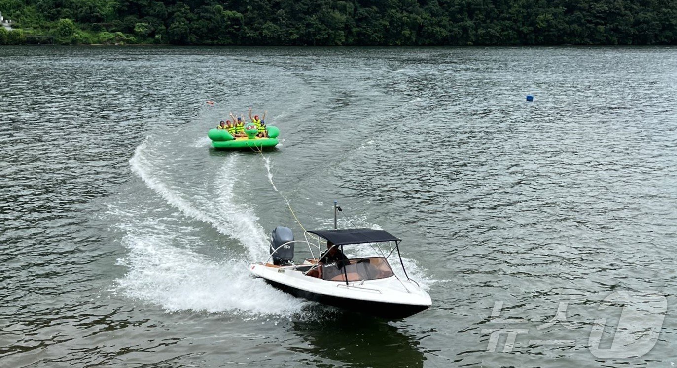 본문 이미지 - 남양주시 북한강에서 수상레저를 즐기는 시민들.