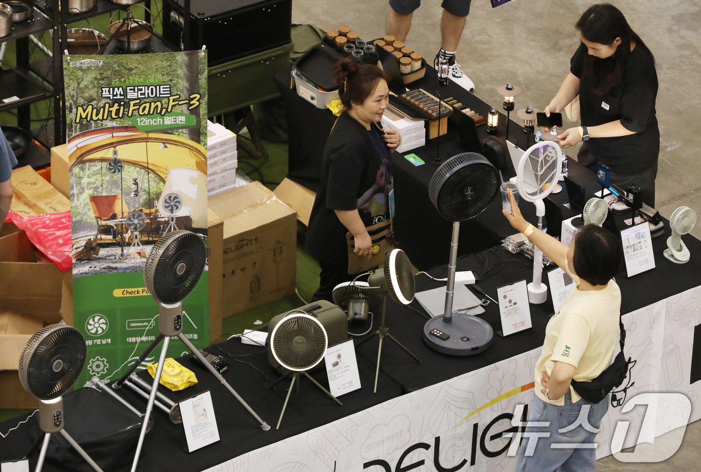 (부산=뉴스1) 윤일지 기자 = 2일 오후 부산 해운대구 벡스코 제1전시장에서 열린 '부산 캠핑·레저차량 박람회'에서 관람객들이 다양한 캠핑 용품을 둘러보고 있다. 2024.8.2 …