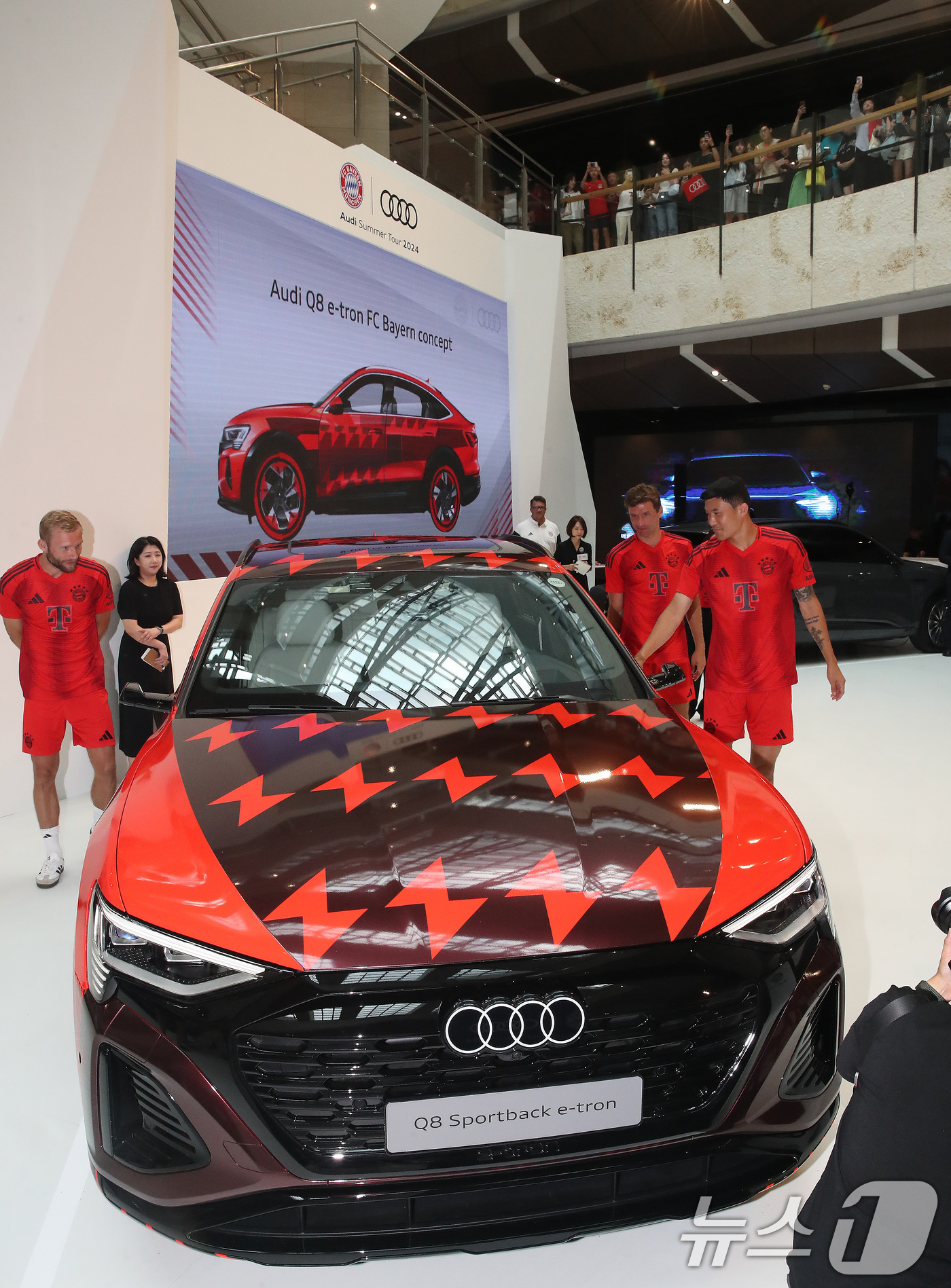 (서울=뉴스1) 임세영 기자 = 독일 프로축구 분데스리가의 바이에른 뮌헨의 김민재, 토마스 뮐러, 콘라트 라이머가 2일 오후 서울 여의도 IFC몰에서 열린 '아우디 써머투어 202 …