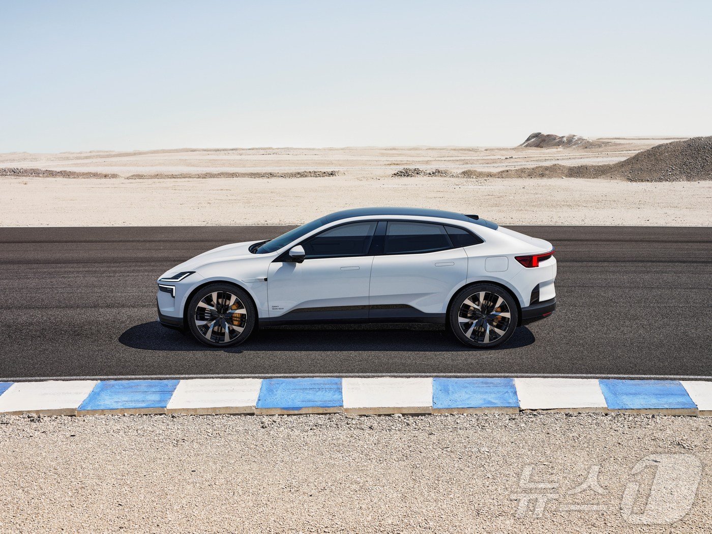 본문 이미지 -  전기 SUV 쿠페 '폴스타 4'(폴스타 제공)