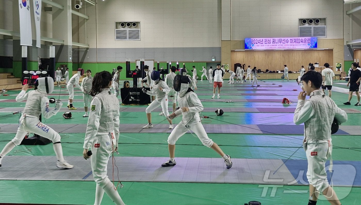 펜싱 꿈나무들이 보은국민체육관에서 전지훈련을 하고 있다.&#40;보은군 제공&#41; /뉴스1 